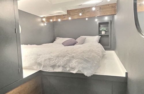South Twickenham Apartment | Modern Apartment with Cinema Den near Nature Parks