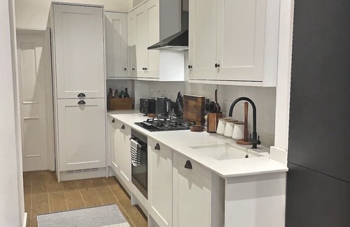 South Twickenham Apartment | Modern Apartment with Cinema Den near Nature Parks