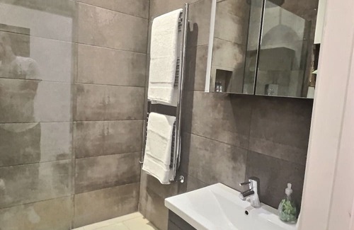 South Twickenham Apartment | Modern Apartment with Cinema Den near Nature Parks