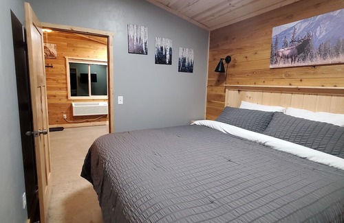 Rea Cabin | Rustic Cabin Retreat: Pet-Friendly Adventure Getaway