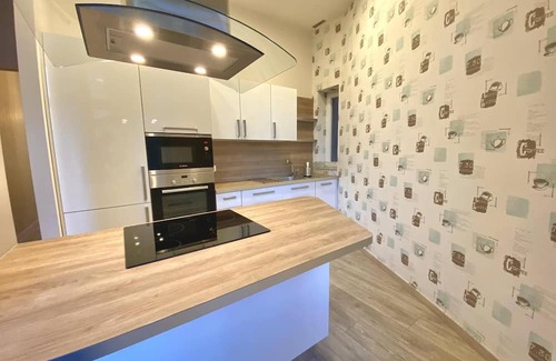 Szentimrevaros Apartment | Welcoming Buda: Freshly Renovated 2-Bedroom Retreat