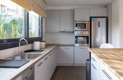 Agii Theodori House | Neptune's Nook Summa: Ocean View Retreat with Spa & Hot Tub