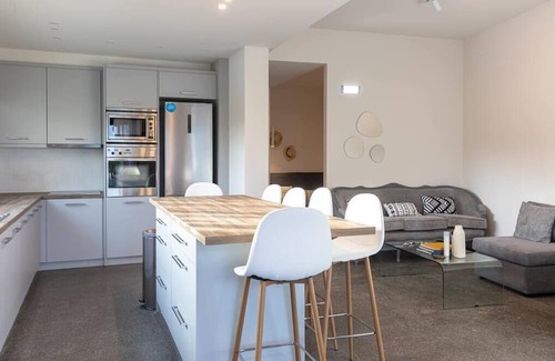 Agii Theodori House | Neptune's Nook Summa: Ocean View Retreat with Spa & Hot Tub