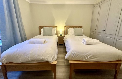 York Cottage | Cozy 9 Cloisters Walk: Perfect for Families and Friends