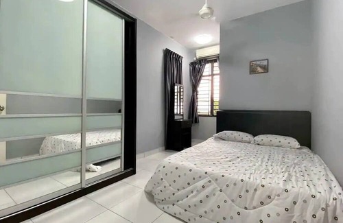 Tebrau House | A Chic & Comfy 4BR Home with Private Pool