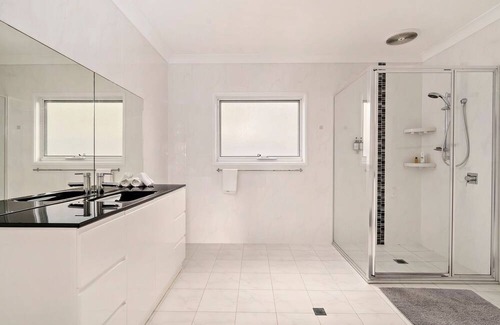 Dora Creek House | Waterfront Escape at Dora Creek with Free Wifi & Kitchen