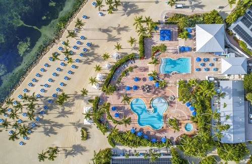 Islamorada House | Experience Beachfront Bliss with Outdoor Pools and Ocean Views