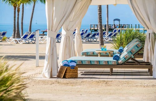 Islamorada House | Experience Beachfront Bliss with Outdoor Pools and Ocean Views