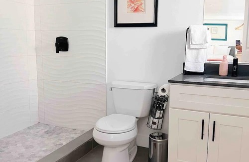 Old San Leandro House | Bright and Inviting In-Law Suite in Downtown San Leandro