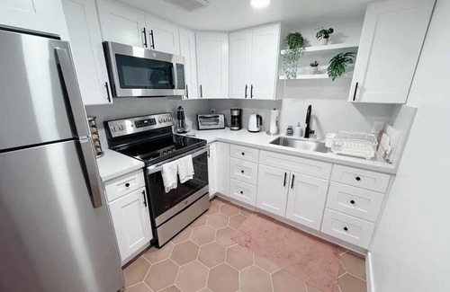 Old San Leandro House | Bright and Inviting In-Law Suite in Downtown San Leandro