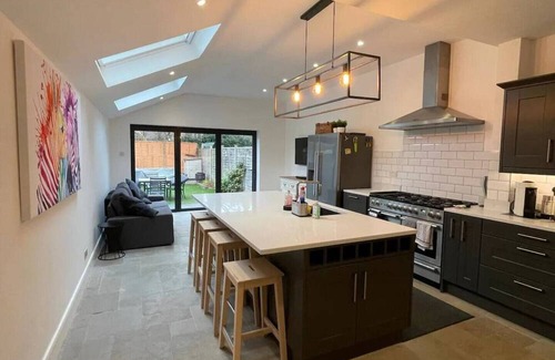Canbury Apartment | Elegant 3-Bed House with Family-Friendly Amenities