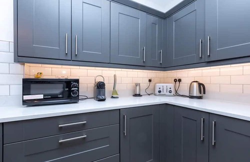 Canbury Apartment | Elegant 3-Bed House with Family-Friendly Amenities