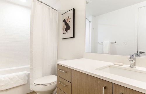 Downtown Apartment | Modern Apartment with Kitchen in Prime Location Awaits You