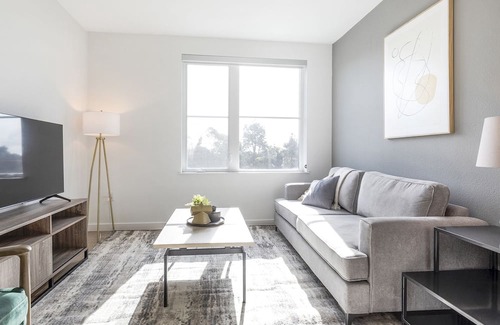 Downtown Apartment | Modern Apartment with Kitchen in Prime Location Awaits You