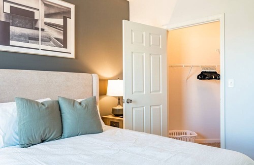 Overland Park Apartment | Modern Apartment with Kitchen in Prime Location