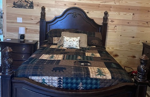 Wing Cabin | Rustic and Elegant log cabin nestled in the Conecuh National Forest.