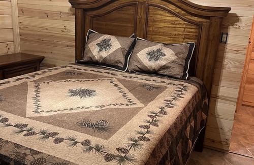 Wing Cabin | Rustic and Elegant log cabin nestled in the Conecuh National Forest.