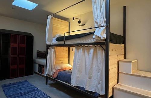 Lewis House | Modern Downtown Hostel with Outdoor Space & Sauna Access