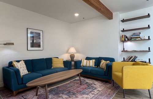 Lewis House | Modern Downtown Hostel with Outdoor Space & Sauna Access