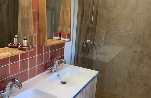 Redessan House | Experience Tranquility at Le Mas des Grenadiers