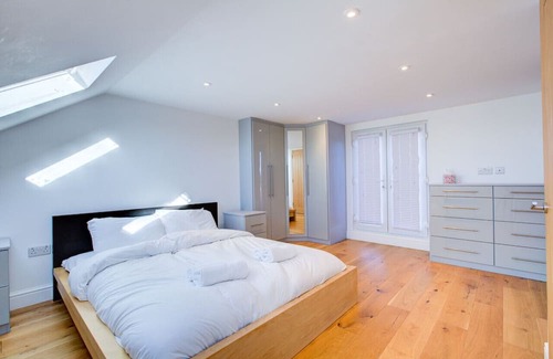 Havering House | Peaceful 5BR House in Romford with Free Parking & Family Amenities