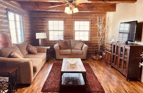 Mesquite Cabin | Charming Cabin Retreat with Fenced Backyard & Family-Friendly Amenities