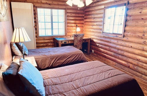 Mesquite Cabin | Charming Cabin Retreat with Fenced Backyard & Family-Friendly Amenities