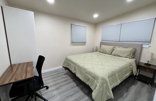 Tukwila House | Cozy 2 Bedroom Home with Breakfast in Central Location