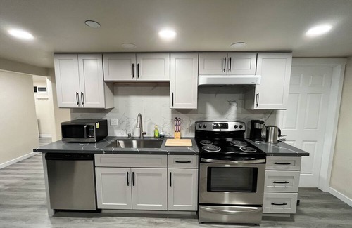 Tukwila House | Cozy 2 Bedroom Home with Breakfast in Central Location