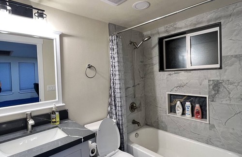Tukwila House | Cozy 2 Bedroom Home with Breakfast in Central Location