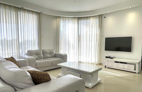 Eilat Apartment | Inviting 3BR Garden Apartment with Pool & Hot Tub in Eilat