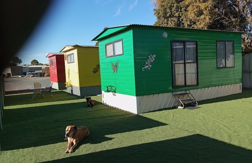 Broadwood Apartment | Cozy Cabins on Broadie: Family-Friendly with Kitchen & Breakfast