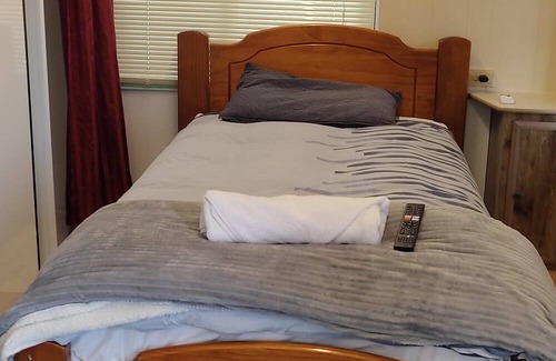 Broadwood Apartment | Cozy Cabins on Broadie: Family-Friendly with Kitchen & Breakfast