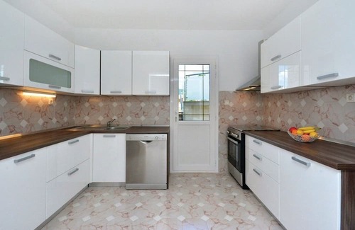 Kamen Apartment | Spacious Three-Bedroom Apartment with Sea View in Stobreč
