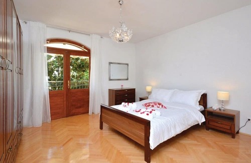 Kamen Apartment | Spacious Three-Bedroom Apartment with Sea View in Stobreč