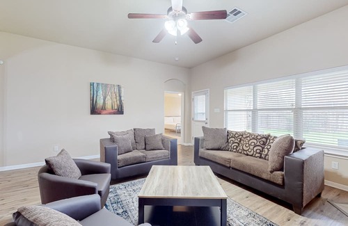 Speyside House | Relaxing Northeast Austin Home with Enclosed Yard & Kitchen