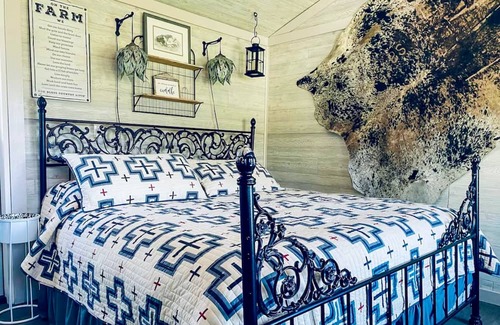 Joseph Cottage | Dog-Friendly Cabin with Mountain Views & River Access