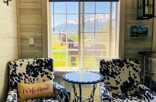 Joseph Cottage | Dog-Friendly Cabin with Mountain Views & River Access