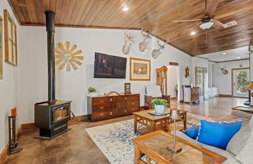 Harper House | Inviting Ranch Retreat with BBQ, Ping-Pong & Firepit