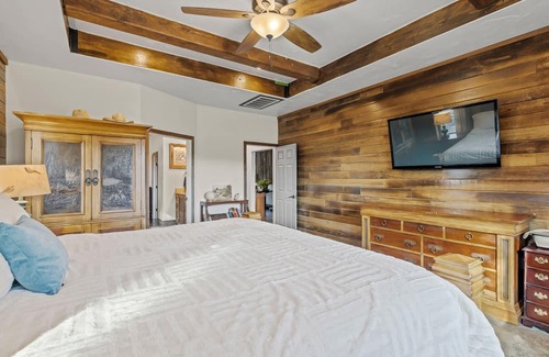 Harper House | Inviting Ranch Retreat with BBQ, Ping-Pong & Firepit