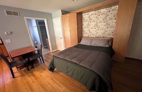 Milford House | Cozy In-Law Suite Near Hospital and Beach - Pet Friendly
