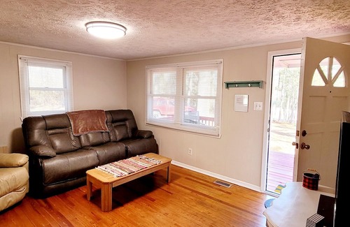 Cameron Cottage | Pet-Friendly Whistling Pines Cottage - Rated 9.4/10