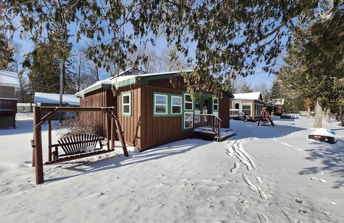 Mercer Cabin | Family Retreat: 3 Bedroom Oasis Steps from the Water