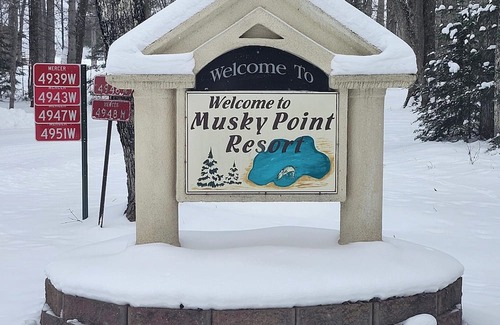Mercer Cabin | Family Retreat: 3 Bedroom Oasis Steps from the Water
