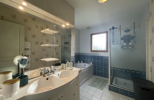 Avermes Cottage | Gite Avermes: Family-Friendly Retreat with Private Pool