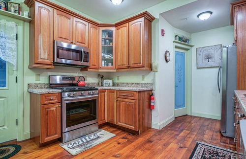 Middletown House | Middletown Getaway w/ Fire Pit & Multi-Level Deck!