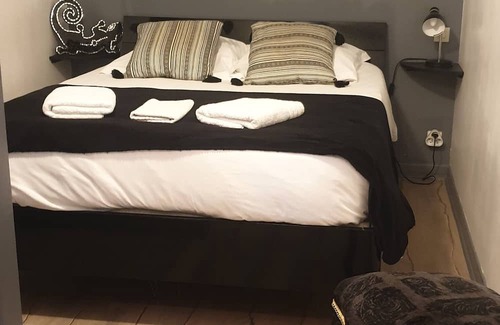 Saint-Amand-Montrond Bed & Breakfast | Convenient City Center Accommodation with Family-Friendly Amenities