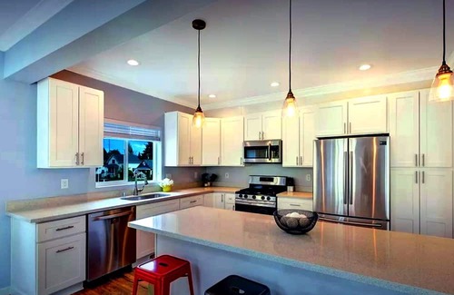 Hilltop House | Top-Rated Hilltop Home with Spa Near Downtown Tacoma