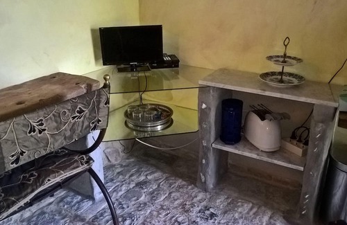 Piandimeleto Apartment | Cozy Antico Borgo Le Torricelle Studio with Kitchen & Breakfast
