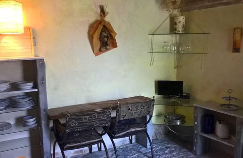 Piandimeleto Apartment | Cozy Antico Borgo Le Torricelle Studio with Kitchen & Breakfast